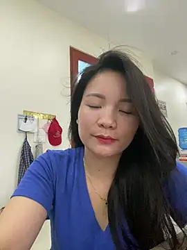 Snapshot of Bee_Yellow00 chatting on 06-27-26, 04:28 Bee Yellow00 online show from 06-27-26, 04:28