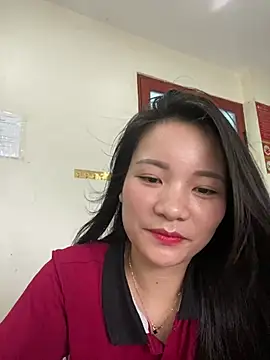 Snapshot of Bee_Yellow00 chatting on 06-30-26, 04:24 Bee Yellow00 online show from 06-30-26, 04:24