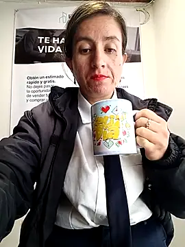Snapshot of Valentina--1 chatting on 04-25-26, 01:52 Valentina--1 online show from 04-25-26, 01:52