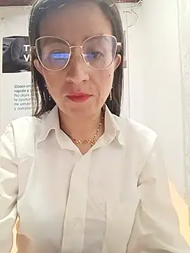 Snapshot of Valentina--1 chatting on 05-18-26, 09:59 Valentina--1 online show from 05-18-26, 09:59