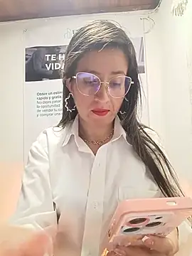 Snapshot of Valentina--1 chatting on 05-28-26, 10:23 Valentina--1 online show from 05-28-26, 10:23