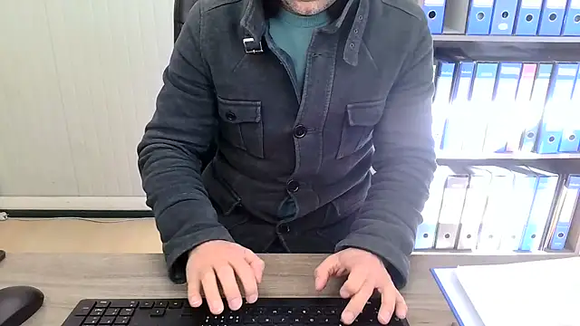 Snapshot of Evasionee chatting on 02-25-26, 08:46 Evasionee online show from 02-25-26, 08:46