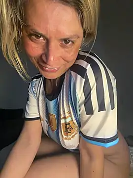 Snapshot of Romy-R-O chatting on 07-04-26, 02:40 Romy-R-O online show from 07-04-26, 02:40
