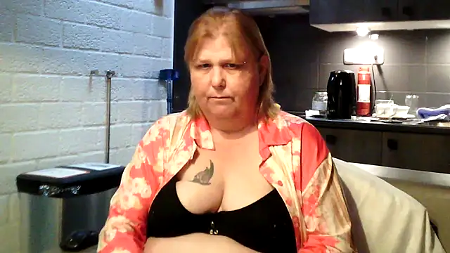 Snapshot of Sylviastar46 chatting on 05-06-26, 04:34 Sylviastar46 online show from 05-06-26, 04:34