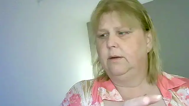 Snapshot of Sylviastar46 chatting on 05-15-26, 04:58 Sylviastar46 online show from 05-15-26, 04:58