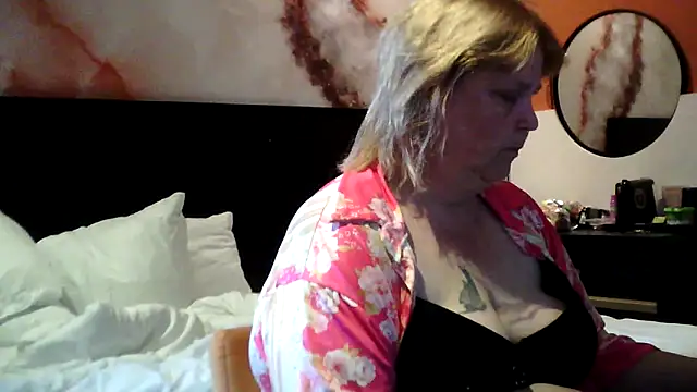 Snapshot of Sylviastar46 chatting on 05-17-26, 03:08 Sylviastar46 online show from 05-17-26, 03:08
