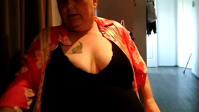 Snapshot of Sylviastar46 chatting on 06-04-26, 06:36 Sylviastar46 online show from 06-04-26, 06:36