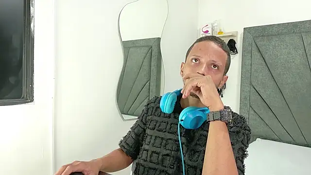 Snapshot of DamianandEva chatting on 06-18-26, 12:53 DamianandEva online show from 06-18-26, 12:53