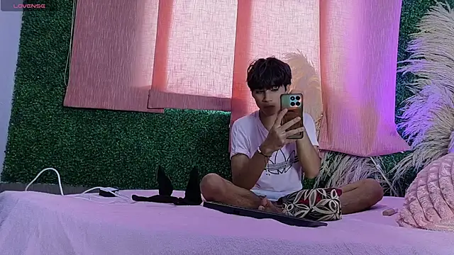 Leo Glow online show from 03-05-26, 11:01