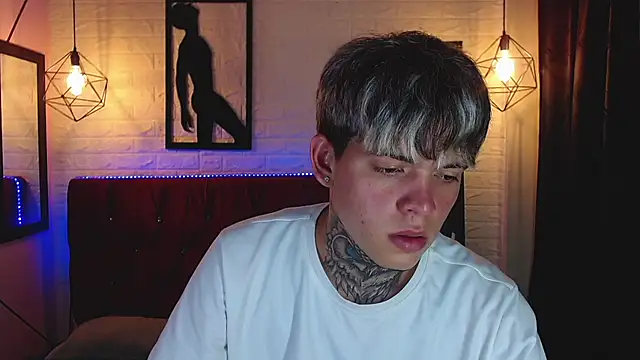 Snapshot of frankboyx chatting on 11-19-25, 08:20 frankboyx online show from 11-19-25, 08:20