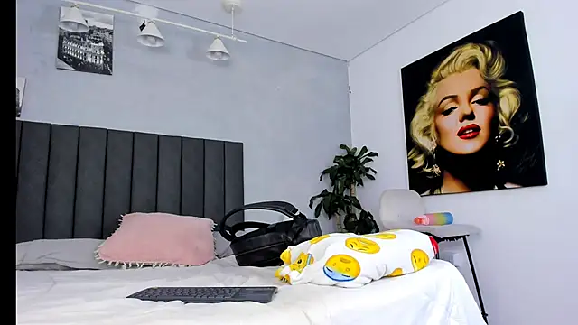 Snapshot of kendra_london chatting on 03-10-26, 11:04 kendra london online show from 03-10-26, 11:04