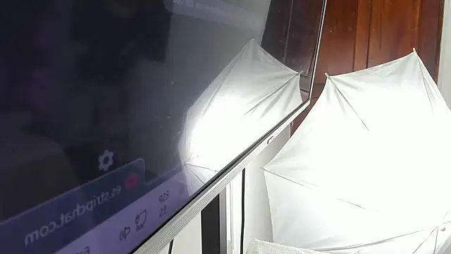 Snapshot of kendra_london chatting on 04-13-26, 11:05 kendra london online show from 04-13-26, 11:05