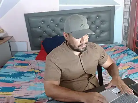 Snapshot of Ramses_36 chatting on 05-25-26, 12:27 Ramses 36 online show from 05-25-26, 12:27
