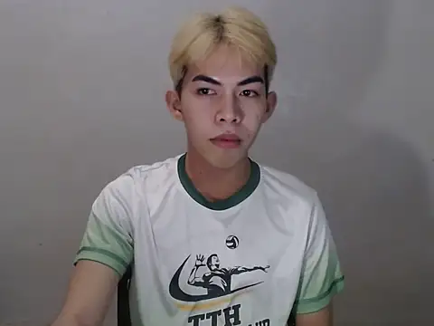 Snapshot of Urhotsilverboy chatting on 06-08-26, 04:29 Urhotsilverboy online show from 06-08-26, 04:29