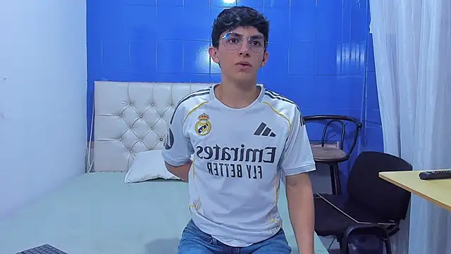 ElanGiraldo online show from 06-20-26, 09:39