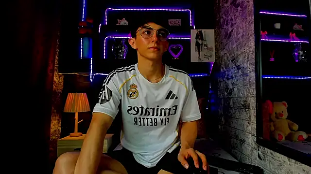 ElanGiraldo online show from 08-07-26, 07:05