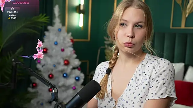 Snapshot of Rosa_Evans chatting on 12-15-25, 05:06 Rosa Evans online show from 12-15-25, 05:06