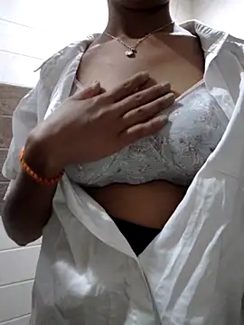 Snapshot of sexy_lelina chatting on 11-21-25, 03:22 sexy lelina online show from 11-21-25, 03:22