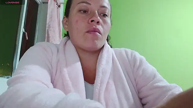 Snapshot of Rouse_hot_ chatting on 06-06-26, 02:05 Rouse hot online show from 06-06-26, 02:05