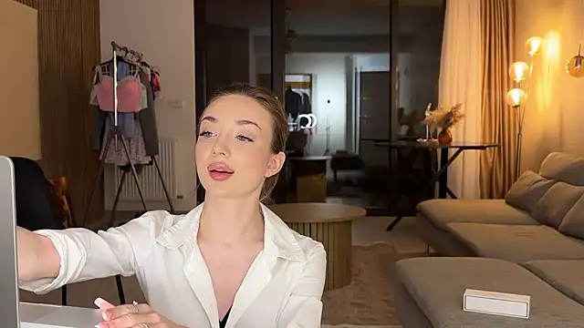 Jolienne online show from 03-24-26, 09:09