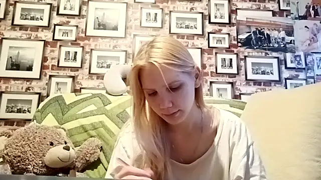 EvieBaggette online show from 11-18-25, 07:35