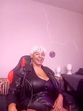 Snapshot of LaReineCleo chatting on 04-20-26, 10:18 LaReineCleo online show from 04-20-26, 10:18