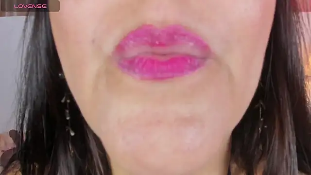 Snapshot of Sharlotte_BBW_ chatting on 11-19-25, 01:11 Sharlotte BBW online show from 11-19-25, 01:11