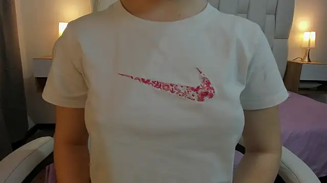 mask red girl online show from 03-10-26, 12:32