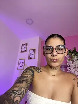 LauraRaider online show from 07-11-26, 01:08