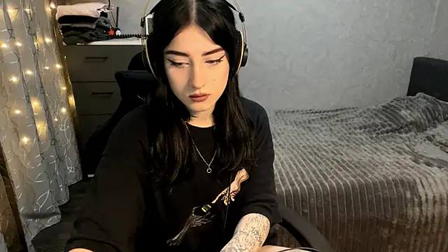 Snapshot of Meowluly chatting on 12-18-25, 09:54 Meowluly online show from 12-18-25, 09:54