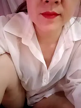 Snapshot of Lily-ross22 chatting on 04-19-26, 04:39 Lily-ross22 online show from 04-19-26, 04:39