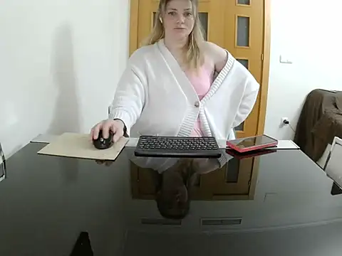 Snapshot of Adelyxveex chatting on 01-10-26, 11:42 Adelyxveex online show from 01-10-26, 11:42