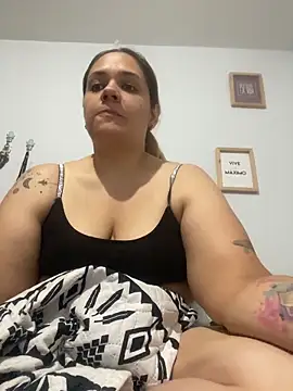 LoreinnFox online show from 04-12-26, 06:46