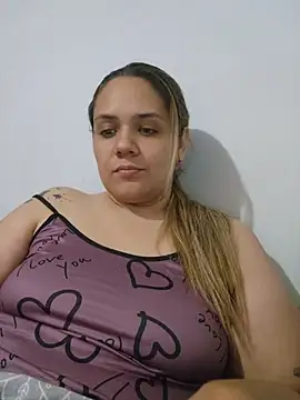 LoreinnFox online show from 05-05-26, 03:25