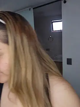 LoreinnFox online show from 05-05-26, 10:07