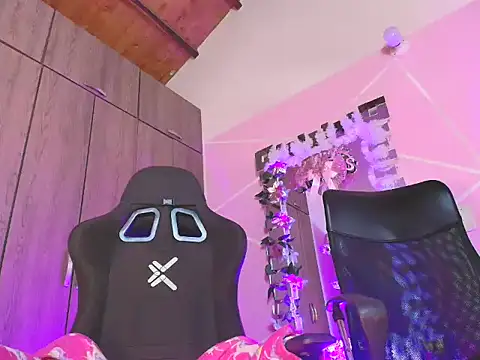 Snapshot of Doll_Dollys_ chatting on 12-20-25, 07:32 Doll Dollys online show from 12-20-25, 07:32