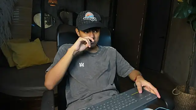 Snapshot of isaac_grimm chatting on 02-25-26, 03:27 isaac grimm online show from 02-25-26, 03:27