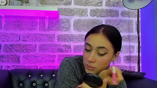 Snapshot of Ariana_collinss chatting on 05-22-26, 01:17 Ariana collinss online show from 05-22-26, 01:17