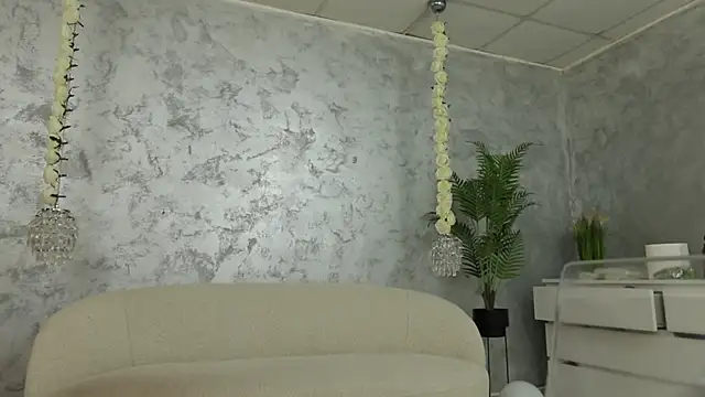 Snapshot of SilviaVanda chatting on 06-19-26, 06:07 SilviaVanda online show from 06-19-26, 06:07