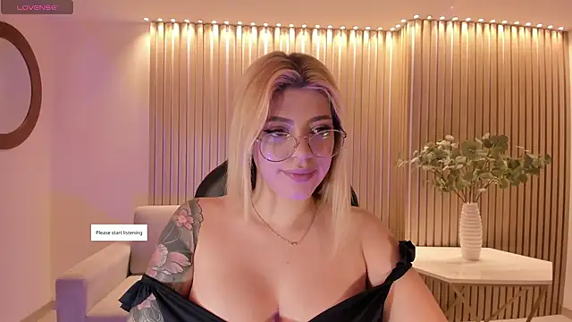 Snapshot of MadisonKane chatting on 06-15-26, 11:12 MadisonKane online show from 06-15-26, 11:12