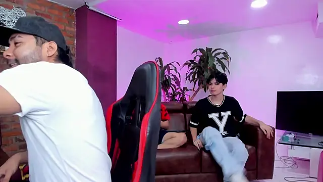 HotThreesoome online show from 02-05-26, 12:21