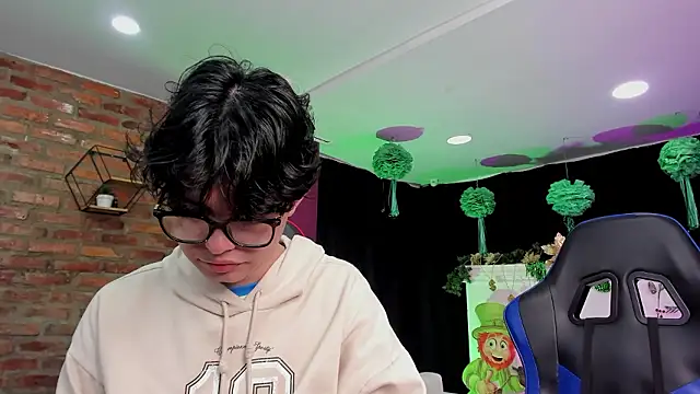 HotThreesoome online show from 03-20-26, 12:32