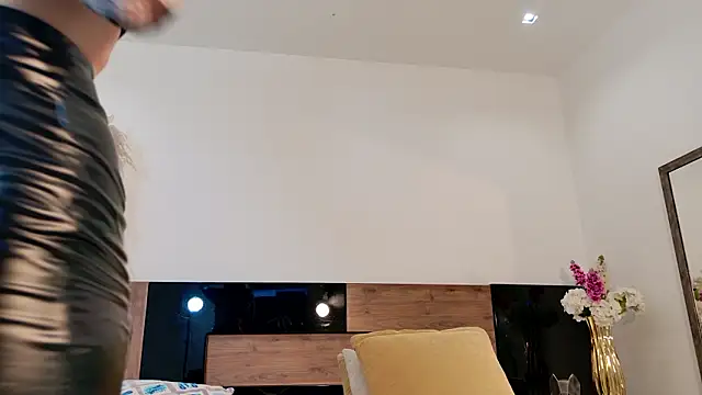 LucyHanks online show from 03-04-26, 11:27