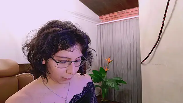 Snapshot of Shelly_bat chatting on 07-17-26, 10:25 Shelly bat online show from 07-17-26, 10:25