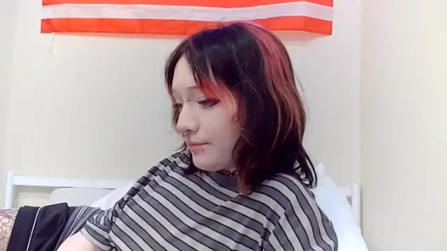 Snapshot of Shine_Luna chatting on 02-10-26, 08:35 Shine Luna online show from 02-10-26, 08:35