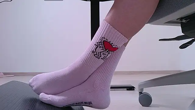 Snapshot of Feetbeth chatting on 05-18-26, 09:42 Feetbeth online show from 05-18-26, 09:42