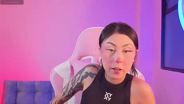 Snapshot of sharonbone chatting on 12-20-25, 04:52 sharonbone online show from 12-20-25, 04:52