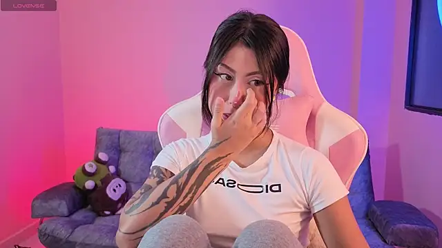 Snapshot of sharonbone chatting on 12-23-25, 05:27 sharonbone online show from 12-23-25, 05:27