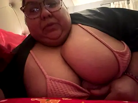 Snapshot of Sexybbwqueen chatting on 12-18-25, 10:32 Sexybbwqueen online show from 12-18-25, 10:32