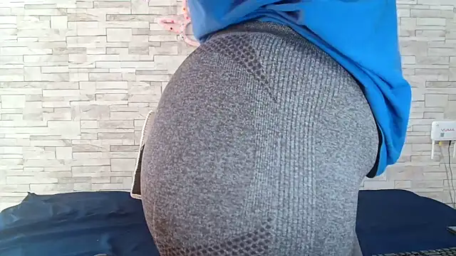 Snapshot of Yellowmellow01 chatting on 04-14-26, 12:55 Yellowmellow01 online show from 04-14-26, 12:55